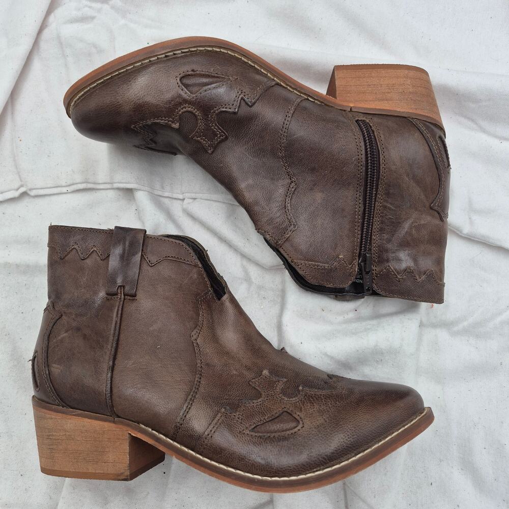 Very Volatile Women's Drexel leather Ankle Boot western-inspired bootie size 7.5